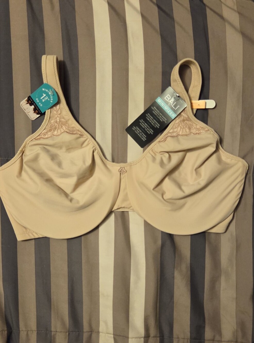 NWT Bali Minimizer Underwire Bra - Cream/Tan
